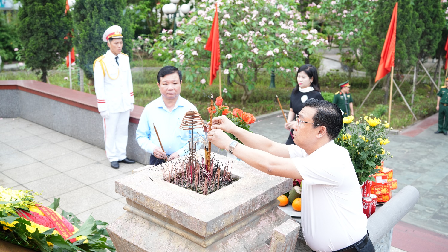 Hoài Đức tổ chức lễ viếng nhân kỷ niệm 51 năm Ngày Giải phóng miền Nam, 140 năm Ngày quốc tế lao động- Ảnh 3.