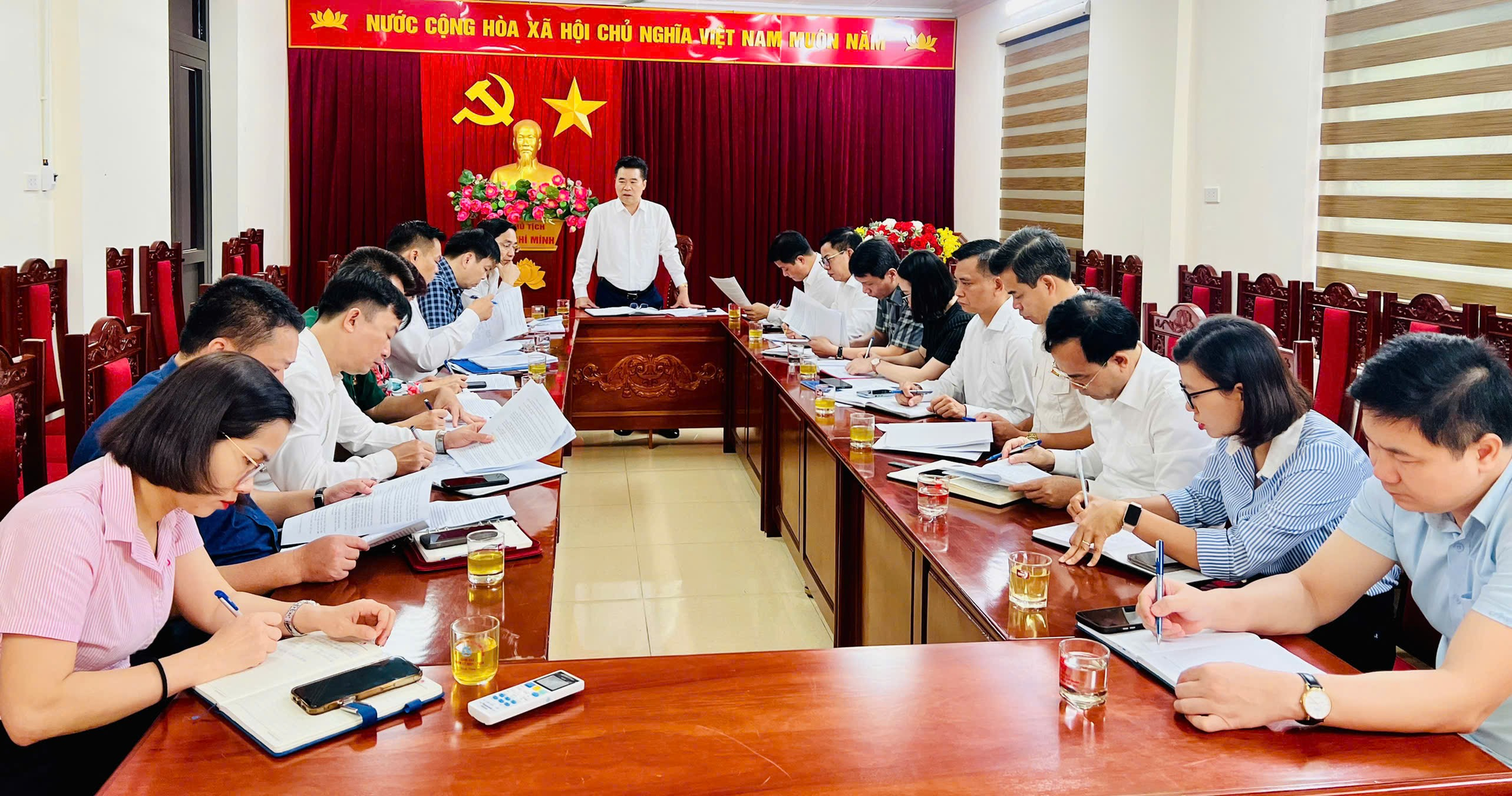 UBND xã Hát Môn tổ chức giao ban thường kỳ đánh giá kết thực hiện nhiệm tháng 4, triển khai nhiệm vụ trọng tâm tháng 5 năm 2026- Ảnh 1.