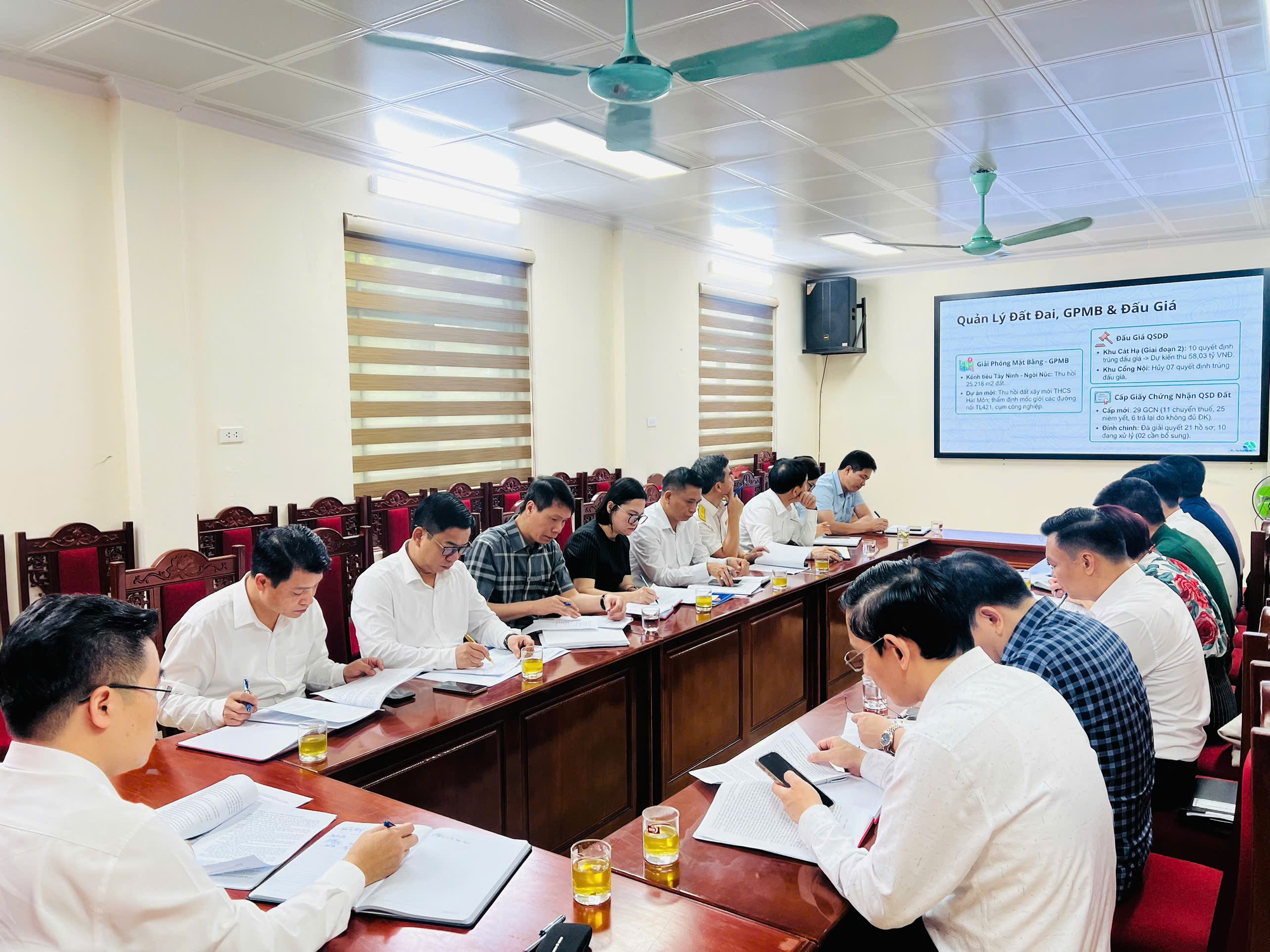 UBND xã Hát Môn tổ chức giao ban thường kỳ đánh giá kết thực hiện nhiệm tháng 4, triển khai nhiệm vụ trọng tâm tháng 5 năm 2026- Ảnh 2.