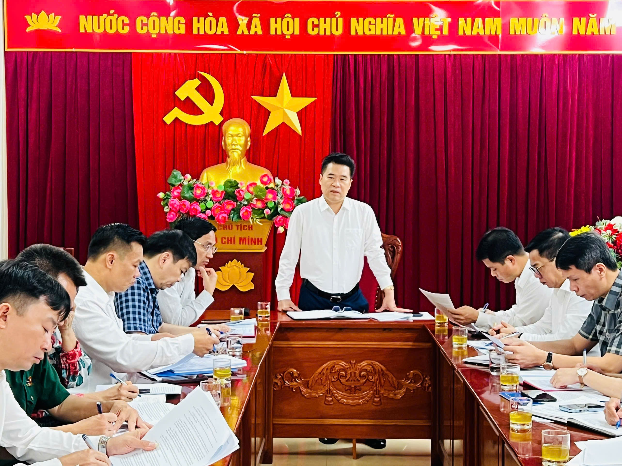 UBND xã Hát Môn tổ chức giao ban thường kỳ đánh giá kết thực hiện nhiệm tháng 4, triển khai nhiệm vụ trọng tâm tháng 5 năm 2026- Ảnh 3.