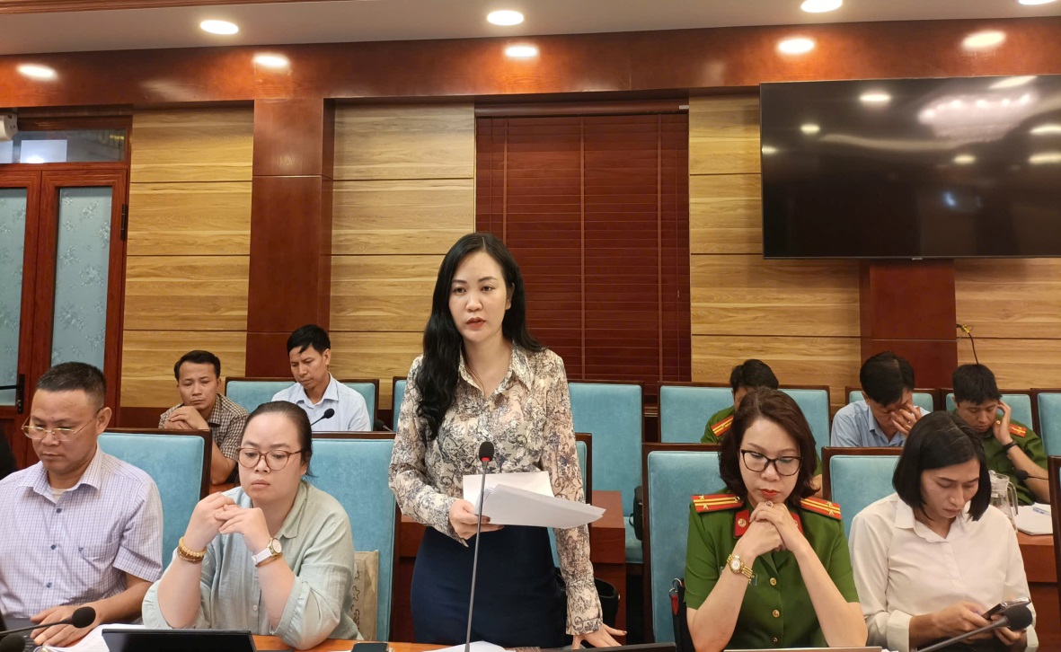 C:\Users\Administrator\Desktop\Đồng chí Nguyễn Thị Hoa, Phó Trưởng phòng Quản lí thương mai, sở Công thương phát biểu tại hội nghị.jpg