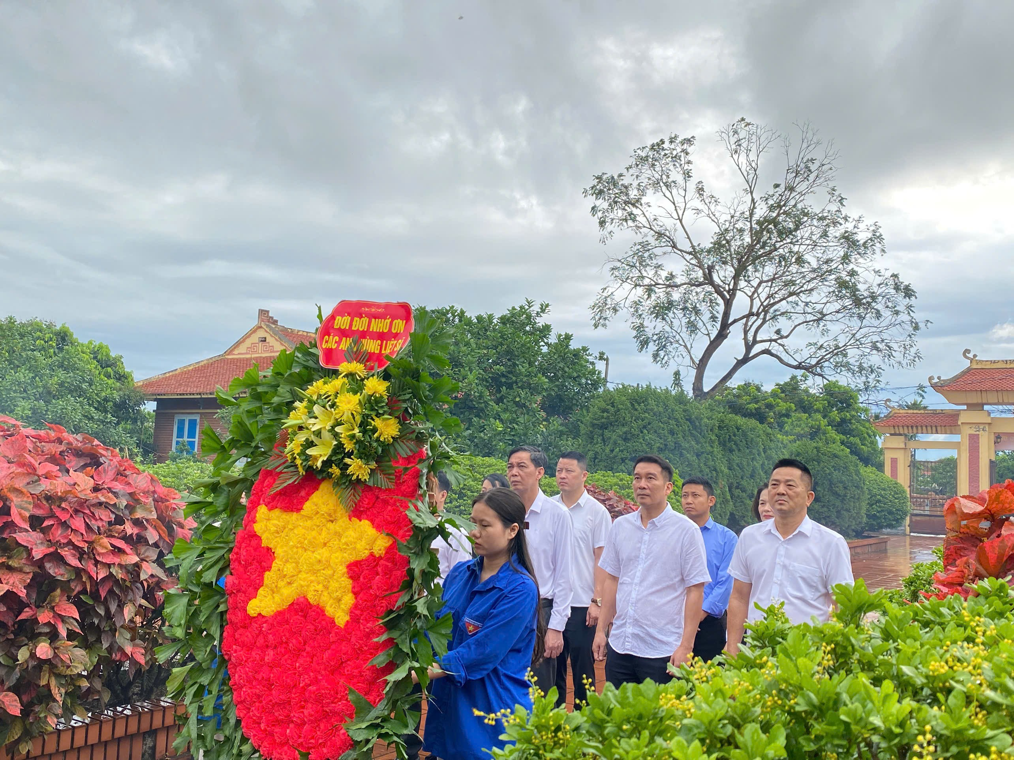 Đồng chí Nguyễn Quý Mạnh - Phó bí thư Đảng ủy, Chủ tịch UBND xã dâng hương, hoa tưởng niệm các anh hùng liệt sĩ nhân dịp kỷ niệm 51 năm Ngày Giải phóng miền Nam, thống nhất đất nước (30/4/1975 – 30/4/2026) tại nghĩa trang liệt sỹ Trung Châu- Ảnh 1.