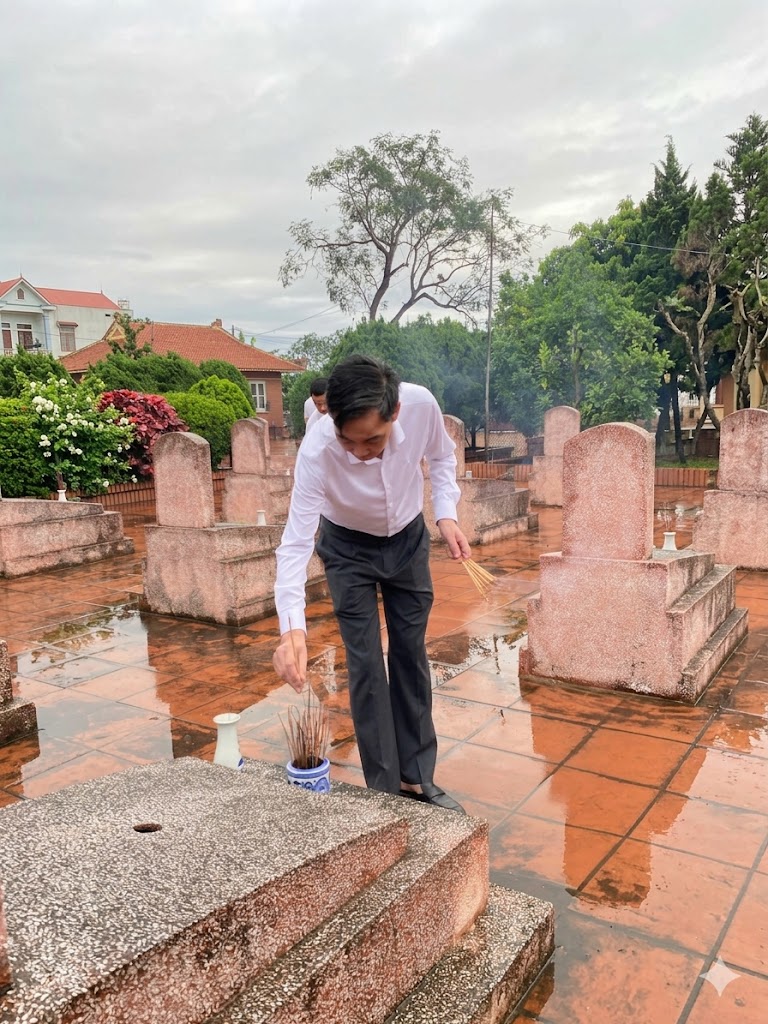 Đồng chí Nguyễn Quý Mạnh - Phó bí thư Đảng ủy, Chủ tịch UBND xã dâng hương, hoa tưởng niệm các anh hùng liệt sĩ nhân dịp kỷ niệm 51 năm Ngày Giải phóng miền Nam, thống nhất đất nước (30/4/1975 – 30/4/2026) tại nghĩa trang liệt sỹ Trung Châu- Ảnh 2.