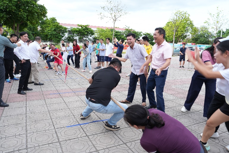 A group of people pulling a rope  AI-generated content may be incorrect.
