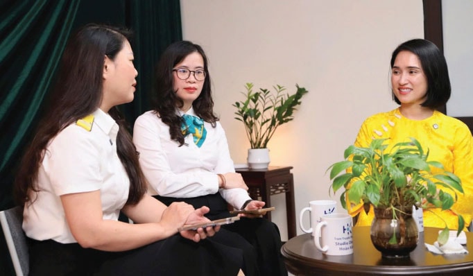 Chuyển đổi số tại phường Hoàn Kiếm:Thay đổi cách chính quyền phục vụ người dân- Ảnh 2.