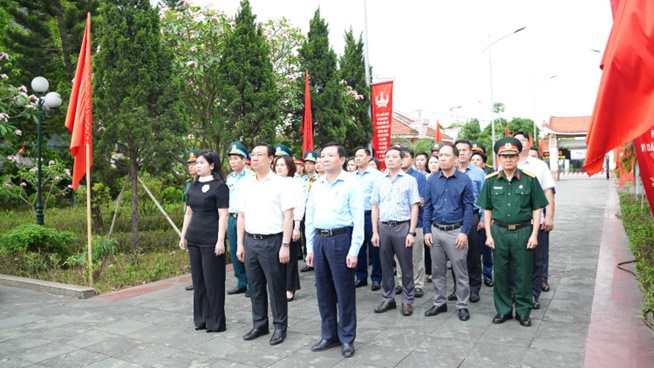 Hoài Đức tổ chức lễ viếng nhân kỷ niệm 51 năm Ngày Giải phóng miền Nam, 140 năm Ngày quốc tế lao động- Ảnh 2.