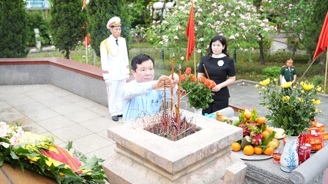 Hoài Đức tổ chức lễ viếng nhân kỷ niệm 51 năm Ngày Giải phóng miền Nam, 140 năm Ngày quốc tế lao động- Ảnh 4.