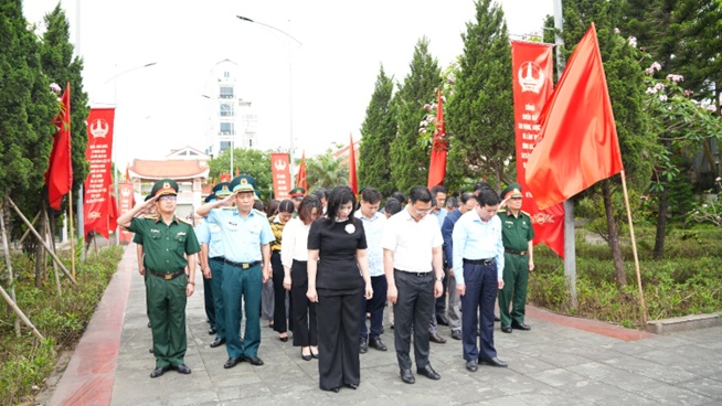 Hoài Đức tổ chức lễ viếng nhân kỷ niệm 51 năm Ngày Giải phóng miền Nam, 140 năm Ngày quốc tế lao động- Ảnh 5.