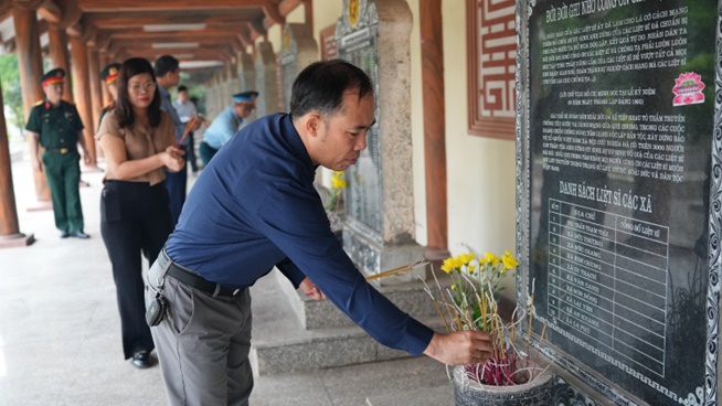 Hoài Đức tổ chức lễ viếng nhân kỷ niệm 51 năm Ngày Giải phóng miền Nam, 140 năm Ngày quốc tế lao động- Ảnh 7.