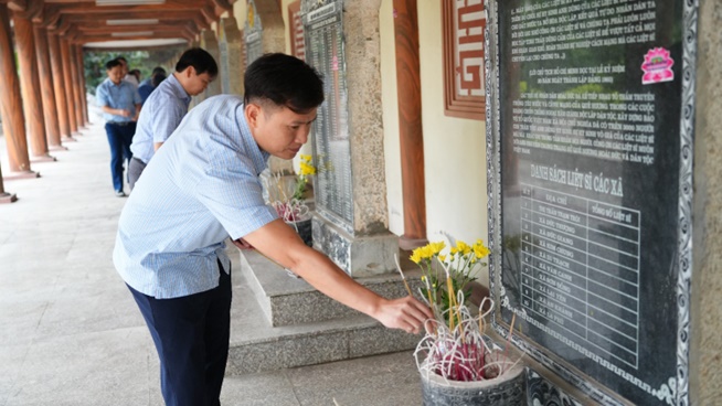 Hoài Đức tổ chức lễ viếng nhân kỷ niệm 51 năm Ngày Giải phóng miền Nam, 140 năm Ngày quốc tế lao động- Ảnh 8.