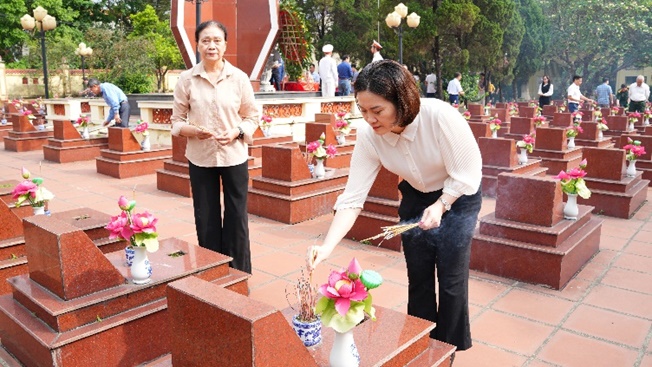 Hoài Đức tổ chức lễ viếng nhân kỷ niệm 51 năm Ngày Giải phóng miền Nam, 140 năm Ngày quốc tế lao động- Ảnh 10.