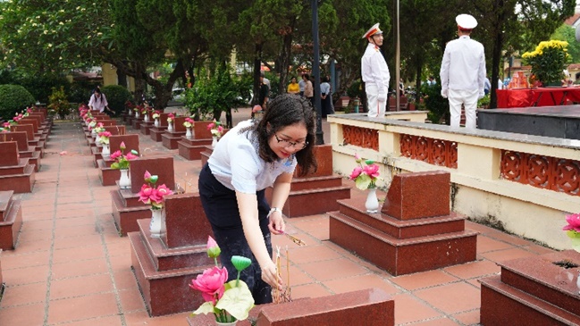 Hoài Đức tổ chức lễ viếng nhân kỷ niệm 51 năm Ngày Giải phóng miền Nam, 140 năm Ngày quốc tế lao động- Ảnh 12.