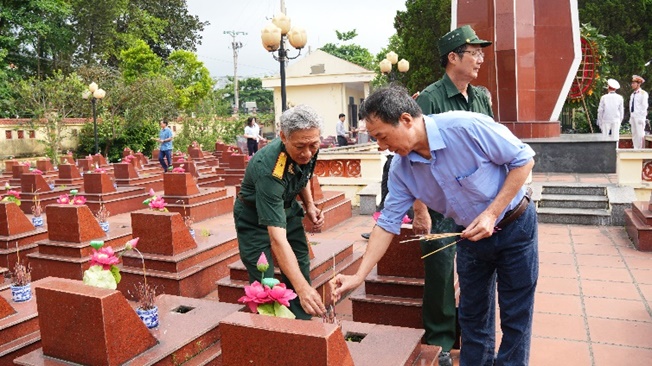 Hoài Đức tổ chức lễ viếng nhân kỷ niệm 51 năm Ngày Giải phóng miền Nam, 140 năm Ngày quốc tế lao động- Ảnh 13.