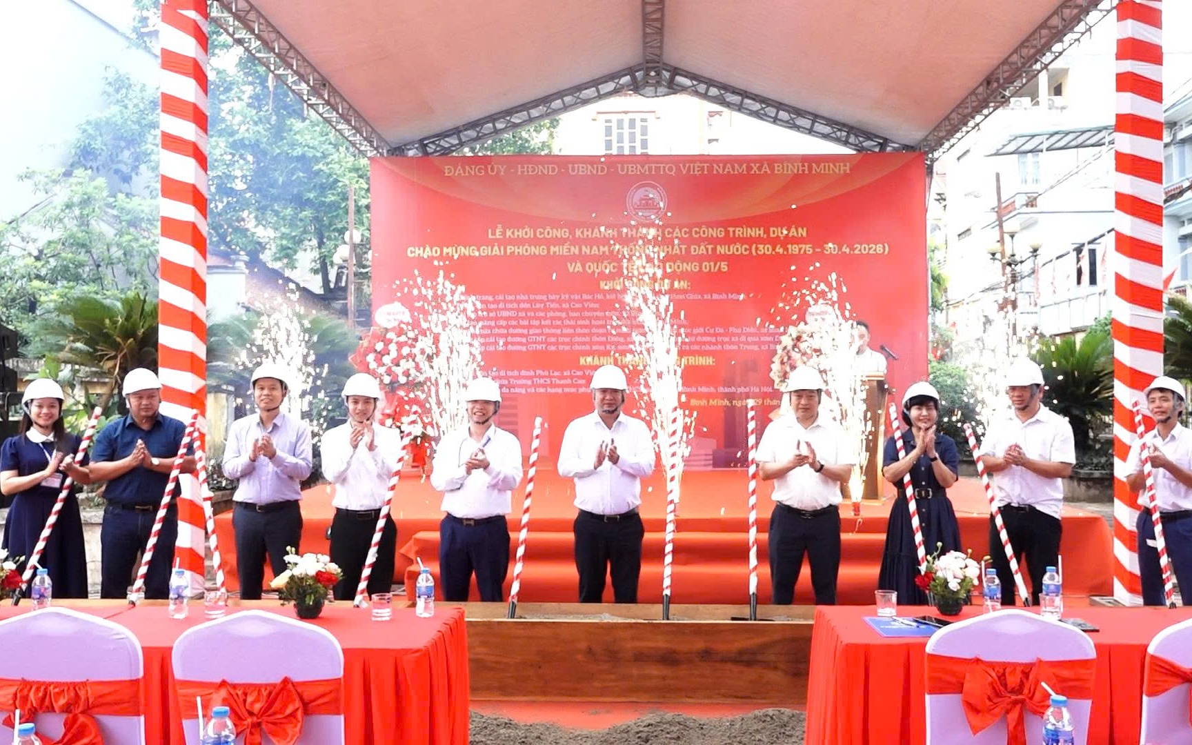 Ảnh: Các đồng chí lãnh đạo xã Bình Minh thực hiện Nghi thức khởi công các công trình