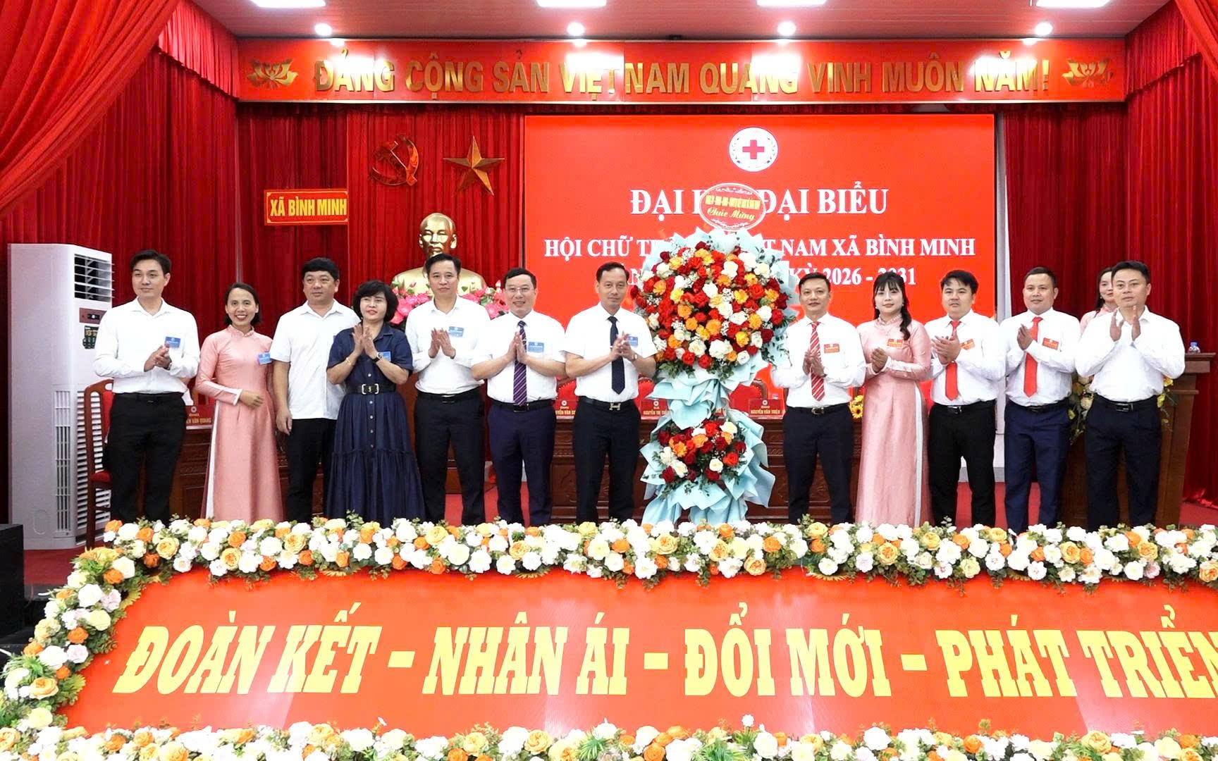 Ảnh: Lãnh đạo xã Bình Minh tặng hoa chúc mừng Đại hội