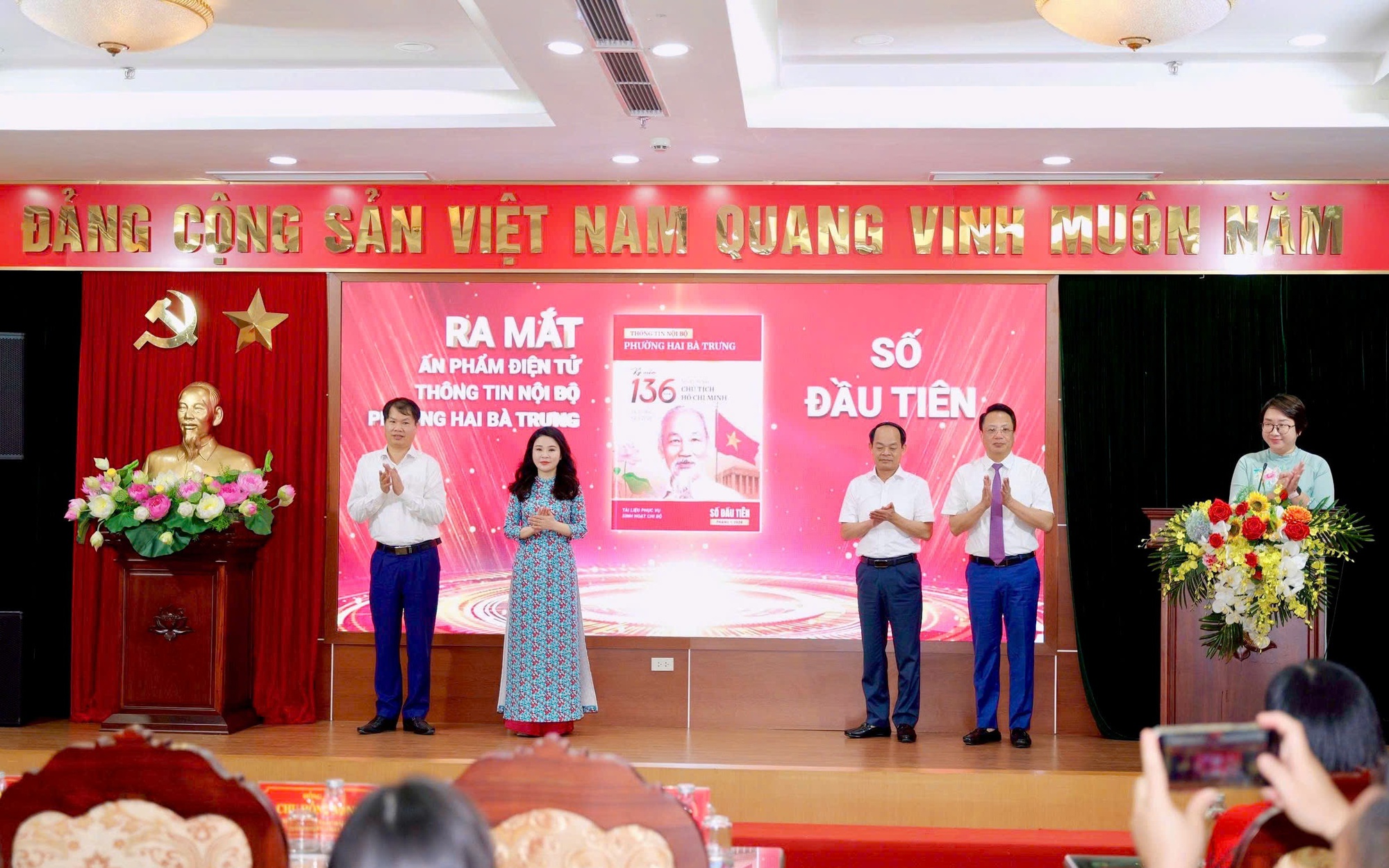 Phường Hai Bà Trưng ra mắt ấn phẩm điện tử Thông tin nội bộ và khai mạc hội thi Báo cáo viên, Tuyên truyền viên giỏi năm 2026.