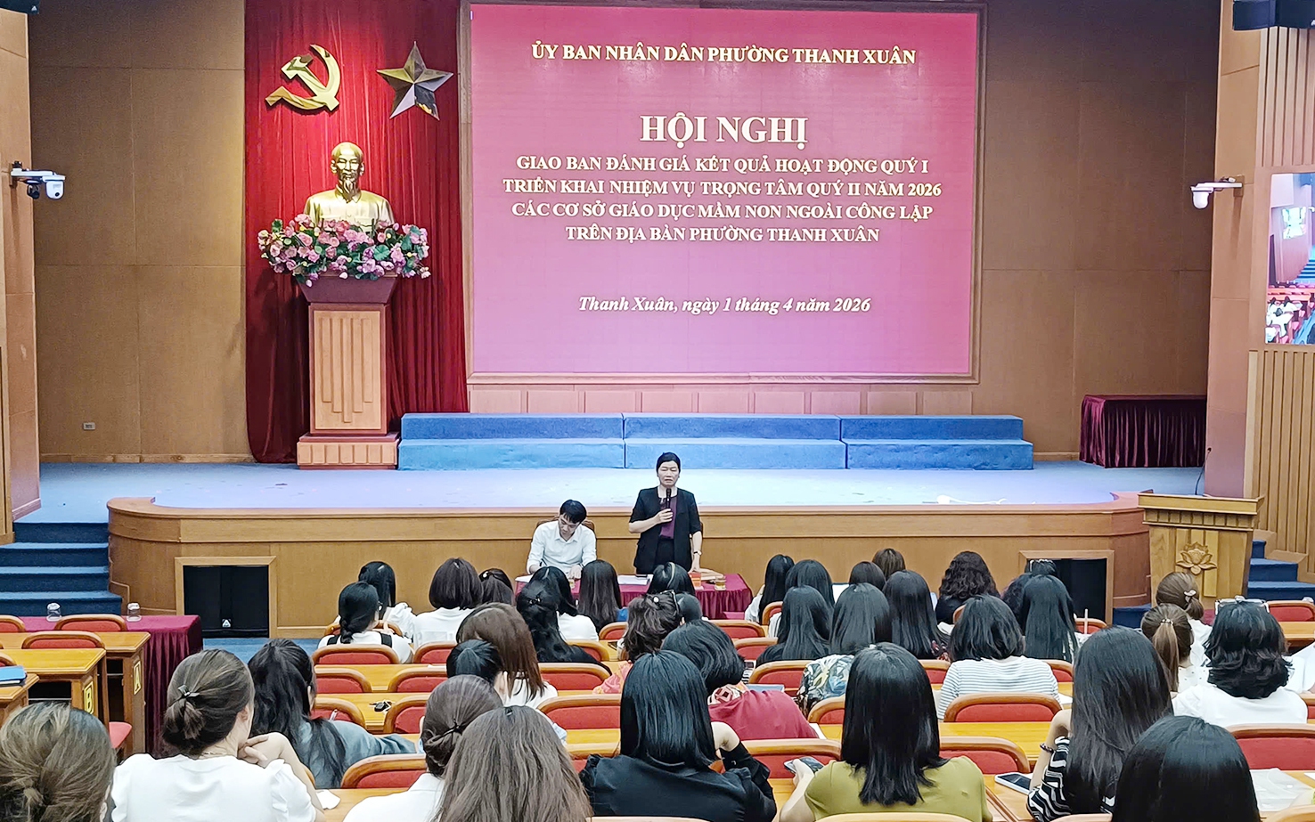 Đồng chí Vương Thị Vân Khánh - Ủy viên Ban Thường vụ Đảng ủy, Phó Chủ tịch UBND phường phát biểu chỉ đạo tại hội nghị