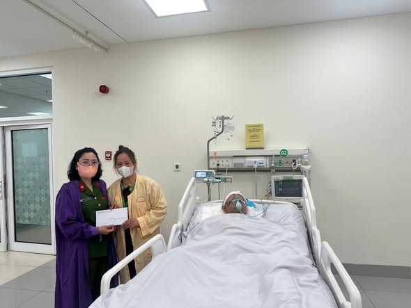 Lan tỏa nghĩa cử nhân văn, Công an xã Tam Hưng chung tay hỗ trợ người dân gặp nạn
- Ảnh 2.