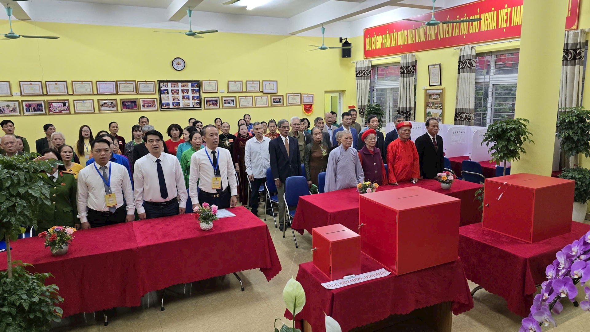 Cử tri trên địa bàn phường Thượng Cát hăng hái đi bỏ phiếu- Ảnh 1.