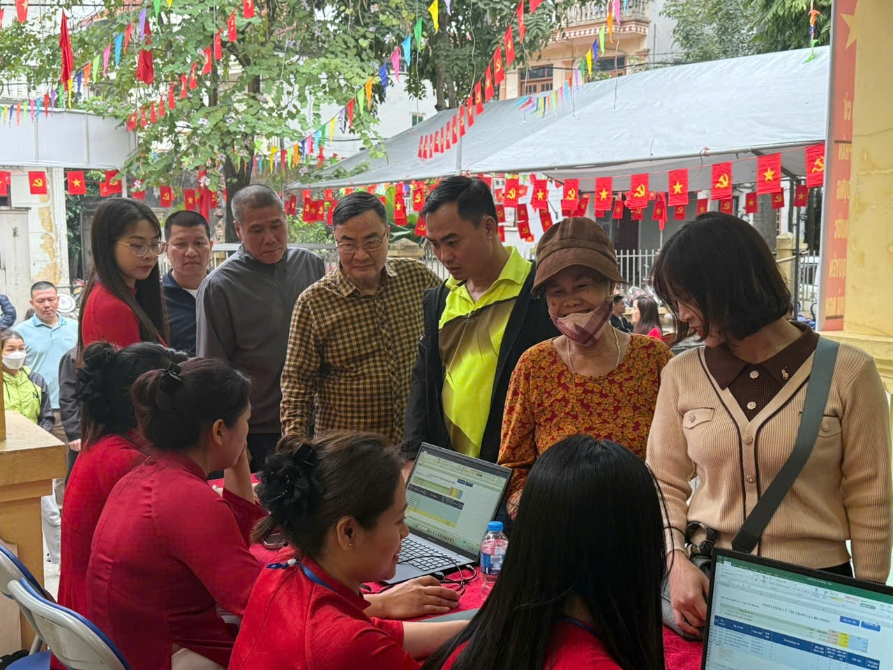 Phường Thượng Cát: Đến 10h, hơn 8.000 cử tri bỏ phiếu- Ảnh 2.