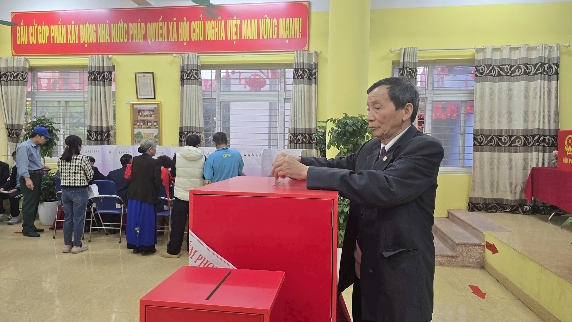 Cử tri trên địa bàn phường Thượng Cát hăng hái đi bỏ phiếu- Ảnh 8.