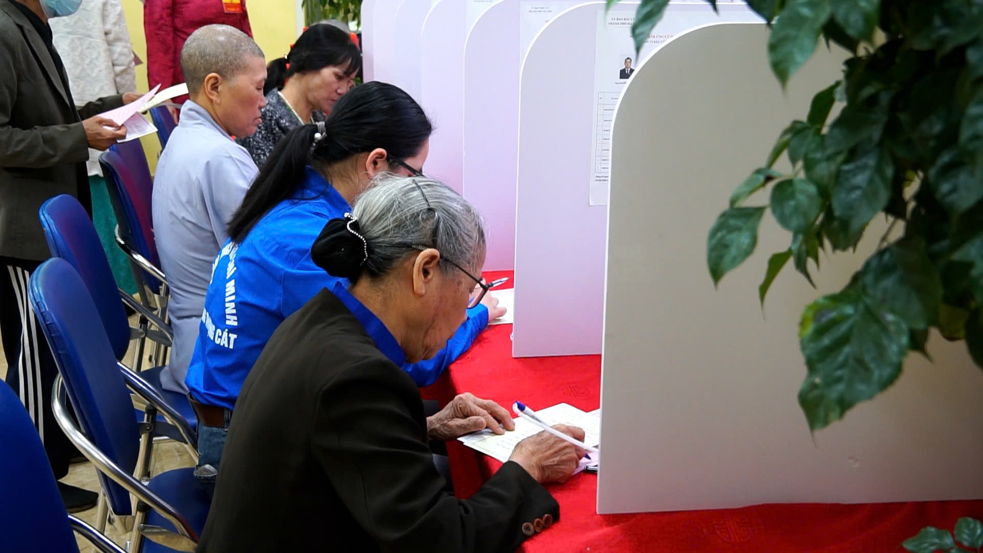 Phường Thượng Cát: Đến 10h, hơn 8.000 cử tri bỏ phiếu- Ảnh 1.