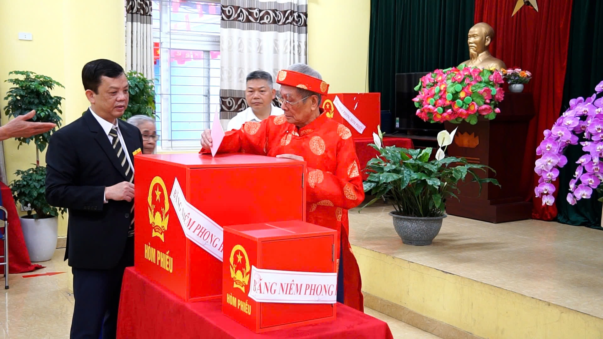 Phường Thượng Cát: Đến 10h, hơn 8.000 cử tri bỏ phiếu- Ảnh 4.