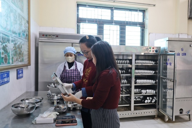 Kết quả kiểm tra, rà soát hồ sơ cung cấp bữa ăn bán trú tại các cơ sở giáo dục có tổ chức bữa ăn bán trú trên địa bàn xã liên quan đến thịt lợn không đảm bảo an toàn thực phẩm- Ảnh 1.