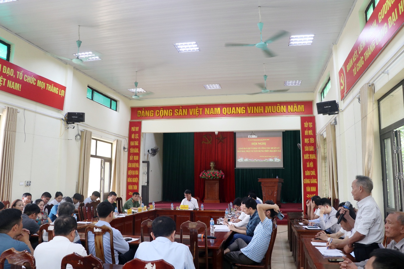 A group of people sitting in a room  AI-generated content may be incorrect.