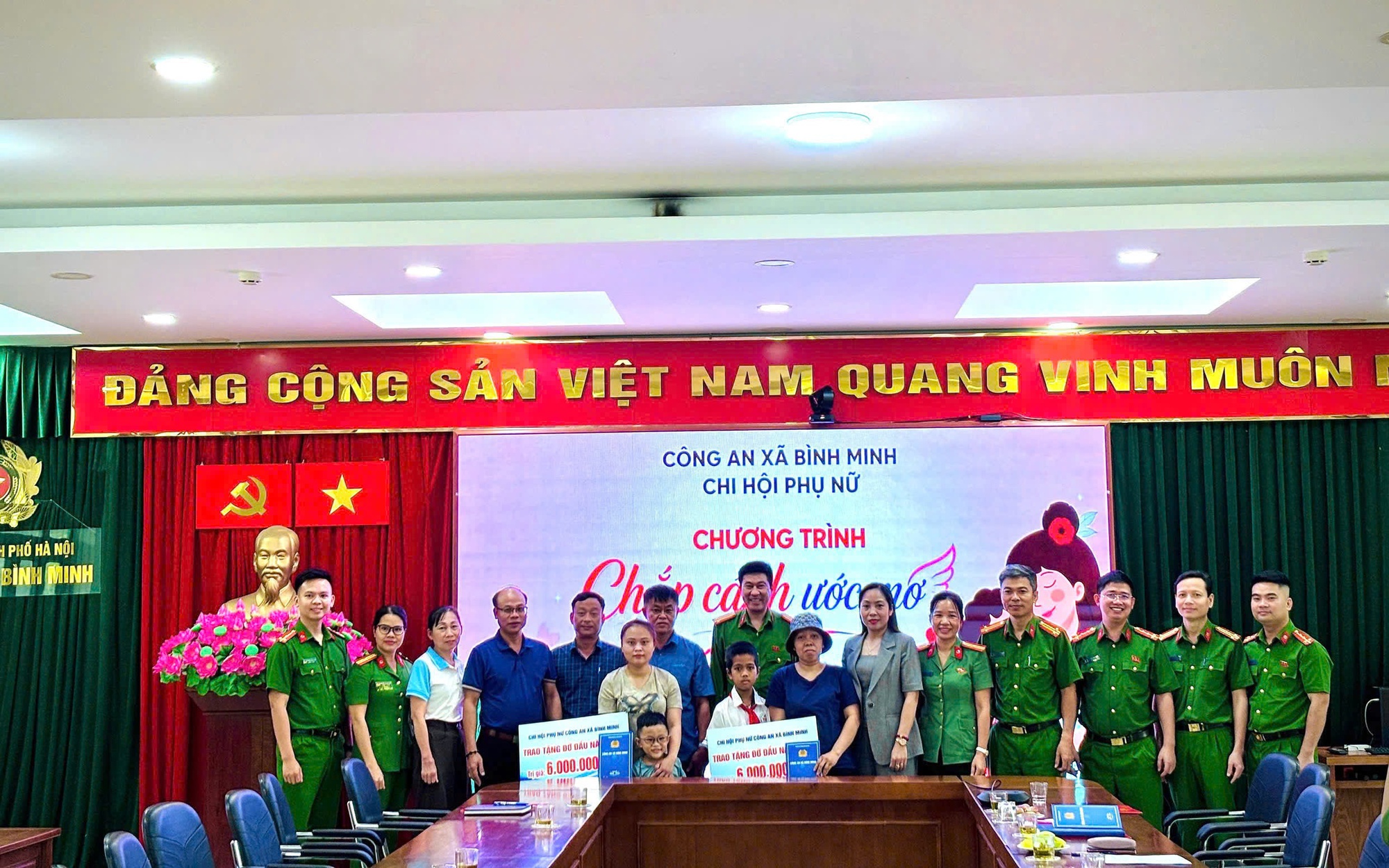 Đ/c Trung tá Bùi Văn Tứ - Trưởng Công an xã cùng các đồng chí chụp ảnh kỷ niệm tại chương trình "Chắp cánh ước mơ và Mẹ đỡ đầu"