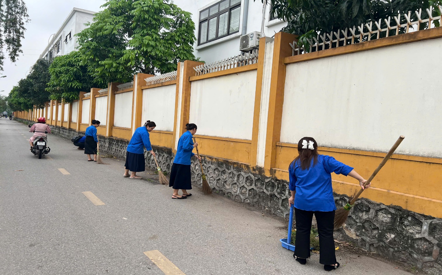 Đoàn viên giáo viên trường Tiểu học Thúy Lĩnh tích cực ra quân tổng vệ sinh vì môi trường Xanh – Sạch – Đẹp- Ảnh 1.