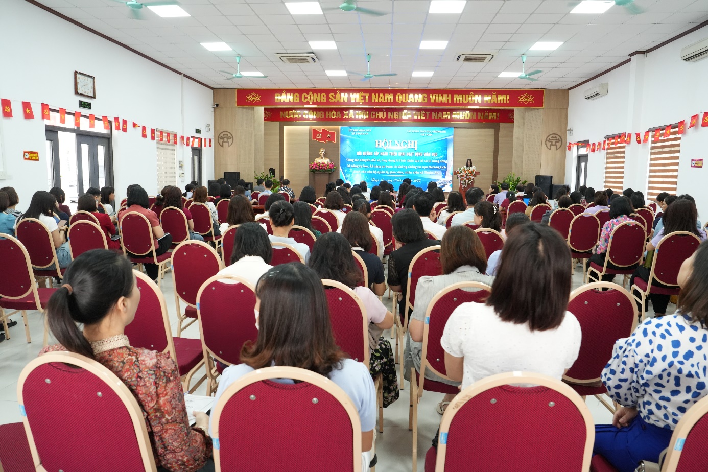 Ảnh có chứa trang phục, người, ghế, phụ nữ  Nội dung do AI tạo ra có thể không chính xác.