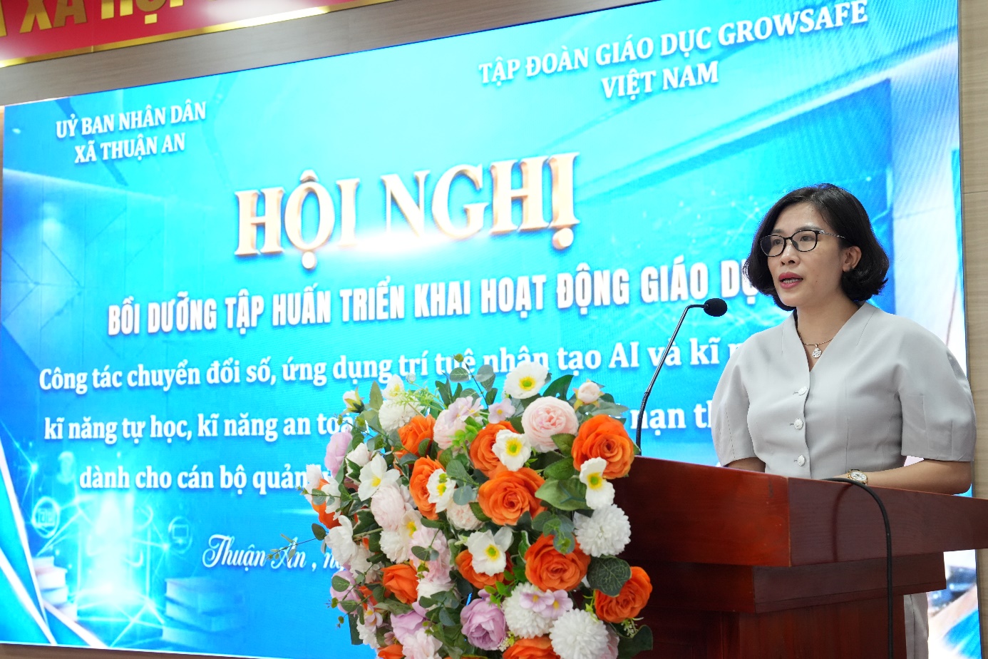 Ảnh có chứa văn bản, hoa, trang phục, Mặt người  Nội dung do AI tạo ra có thể không chính xác.