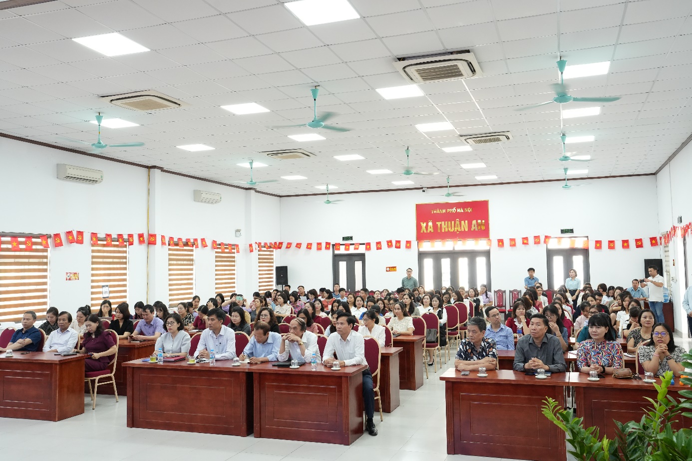 Ảnh có chứa trong nhà, đồ đạc, trang phục, con người  Nội dung do AI tạo ra có thể không chính xác.