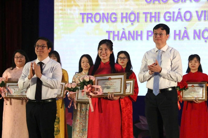 Ảnh có chứa trang phục, người, cười, Mặt người  Nội dung do AI tạo ra có thể không chính xác.
