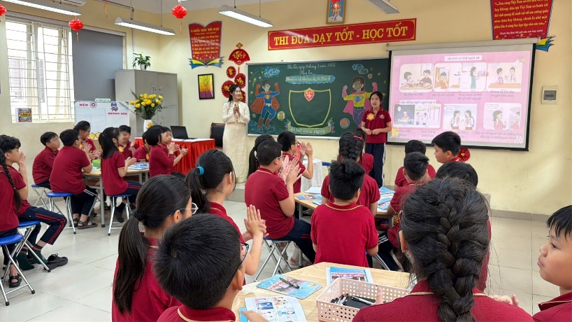 Ảnh có chứa trang phục, văn bản, người, Giáo dục  Nội dung do AI tạo ra có thể không chính xác.