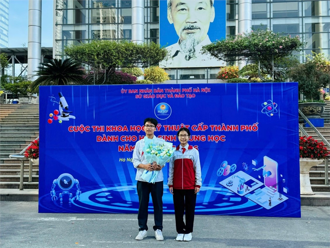 Ảnh có chứa trang phục, ngoài trời, tòa nhà, giày dép  Nội dung do AI tạo ra có thể không chính xác.