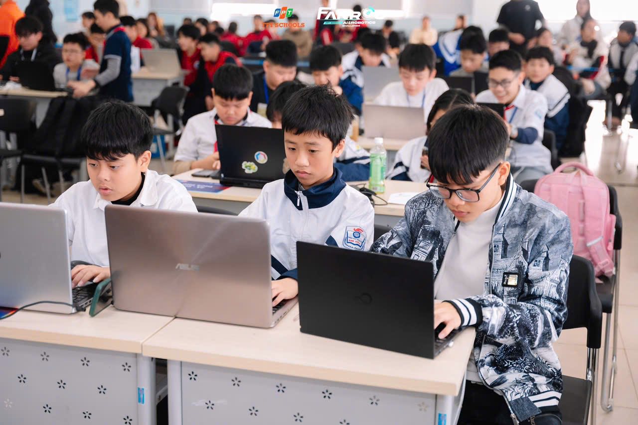 Ảnh có chứa trang phục, người, trong nhà, máy tính xách tay  Nội dung do AI tạo ra có thể không chính xác.