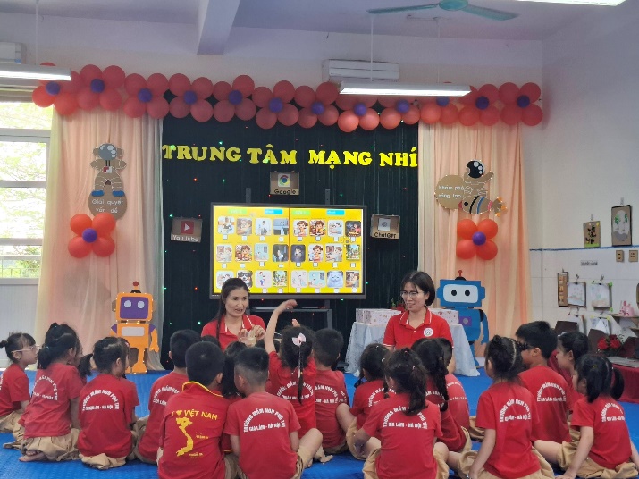 Ảnh có chứa trang phục, người, trong nhà, tường  Nội dung do AI tạo ra có thể không chính xác.