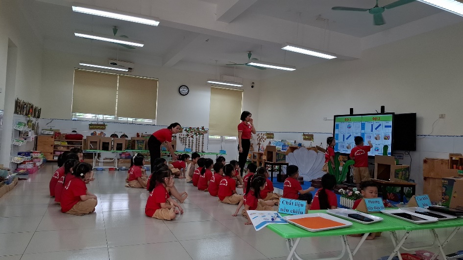 Ảnh có chứa trong nhà, hiện trường, văn bản, tường  Nội dung do AI tạo ra có thể không chính xác.