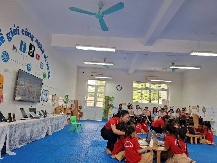 Ảnh có chứa trong nhà, trang phục, tường, người  Nội dung do AI tạo ra có thể không chính xác.