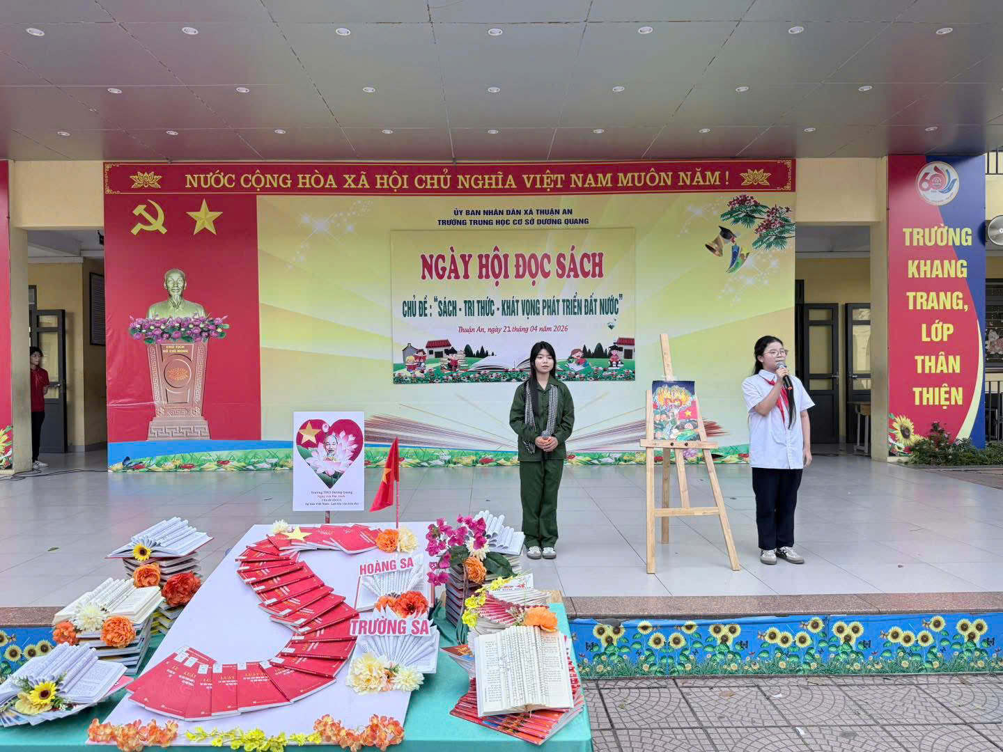 Ảnh có chứa trang phục, văn bản, trong nhà, tường  Nội dung do AI tạo ra có thể không chính xác.