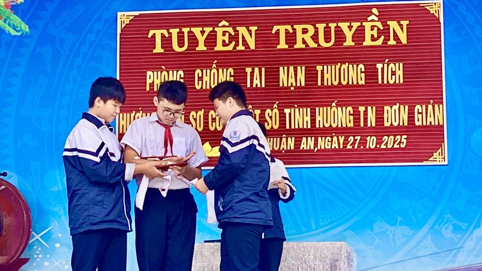 Ảnh có chứa trang phục, văn bản, người, biển hiệu  Nội dung do AI tạo ra có thể không chính xác.