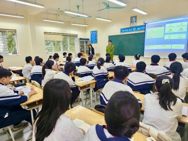 Ảnh có chứa trang phục, trong nhà, Giáo dục, người  Nội dung do AI tạo ra có thể không chính xác.