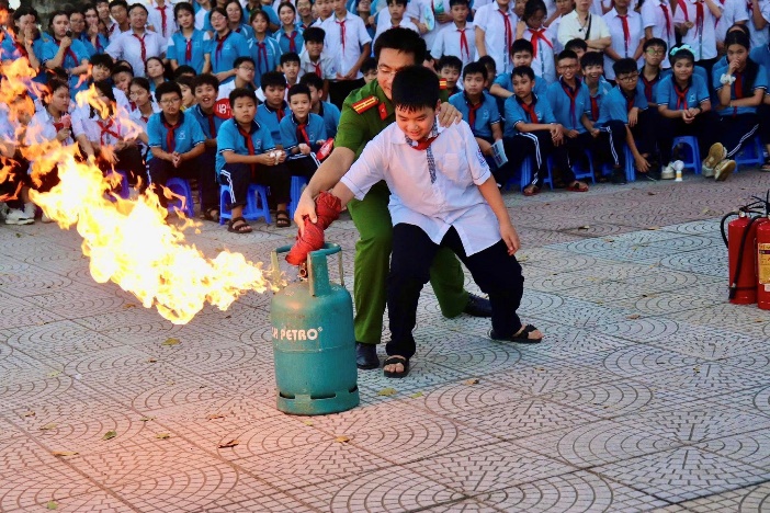 Ảnh có chứa trang phục, người, giày dép, ngoài trời  Nội dung do AI tạo ra có thể không chính xác.