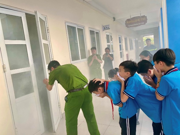 Ảnh có chứa trang phục, người, tường, trong nhà  Nội dung do AI tạo ra có thể không chính xác.