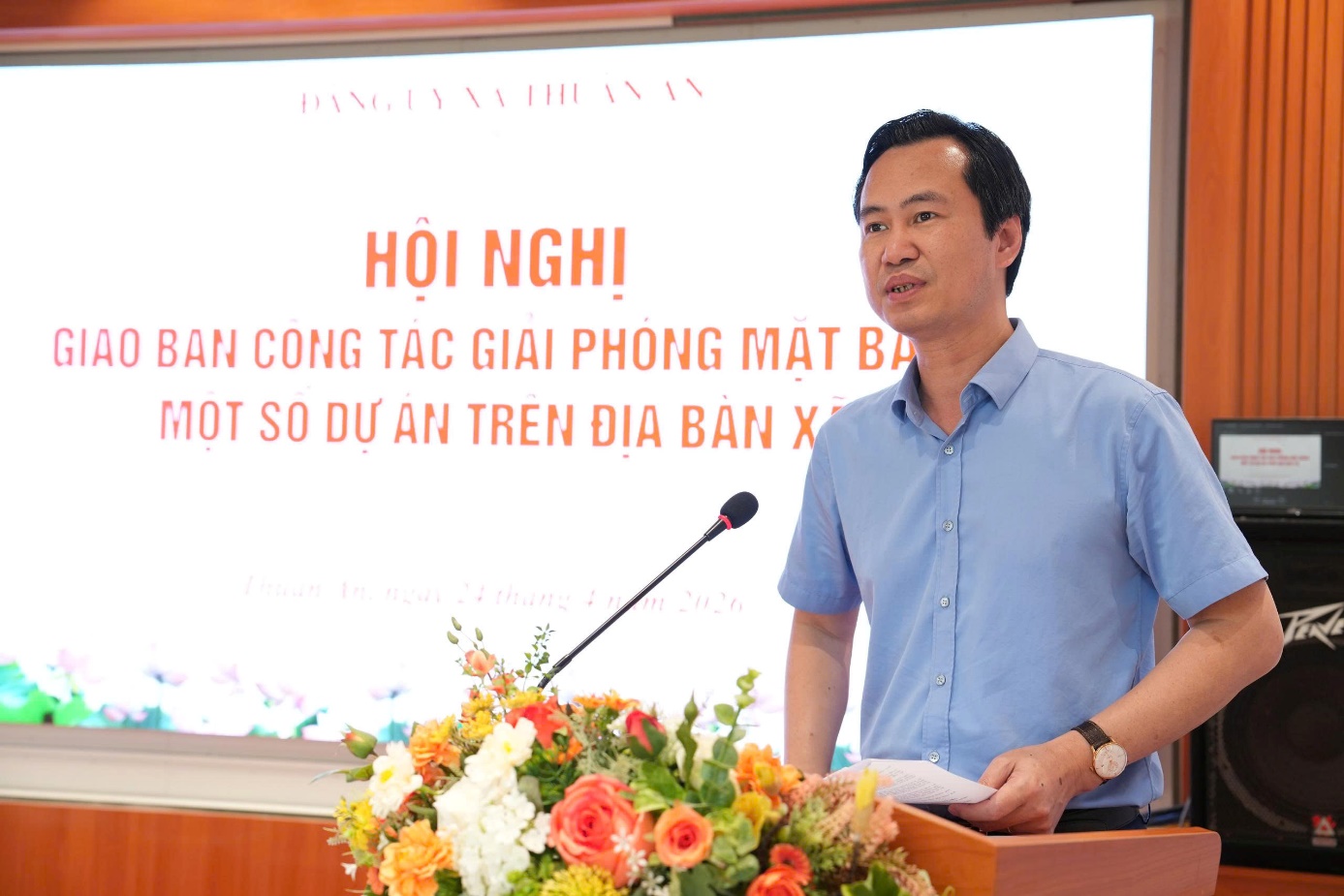 Ảnh có chứa hoa, trang phục, người, trong nhà  Nội dung do AI tạo ra có thể không chính xác.