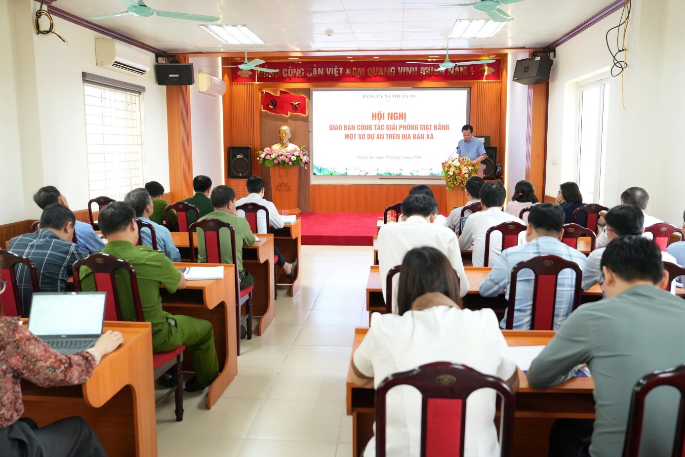 Ảnh có chứa trang phục, đồ đạc, trong nhà, người  Nội dung do AI tạo ra có thể không chính xác.