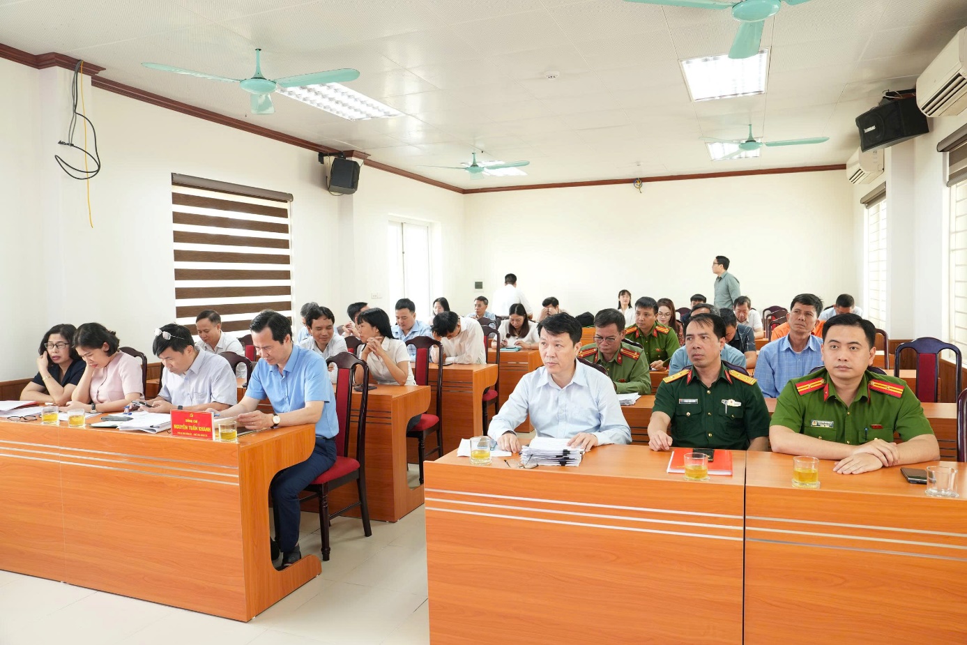 Ảnh có chứa trong nhà, trang phục, người, tường  Nội dung do AI tạo ra có thể không chính xác.