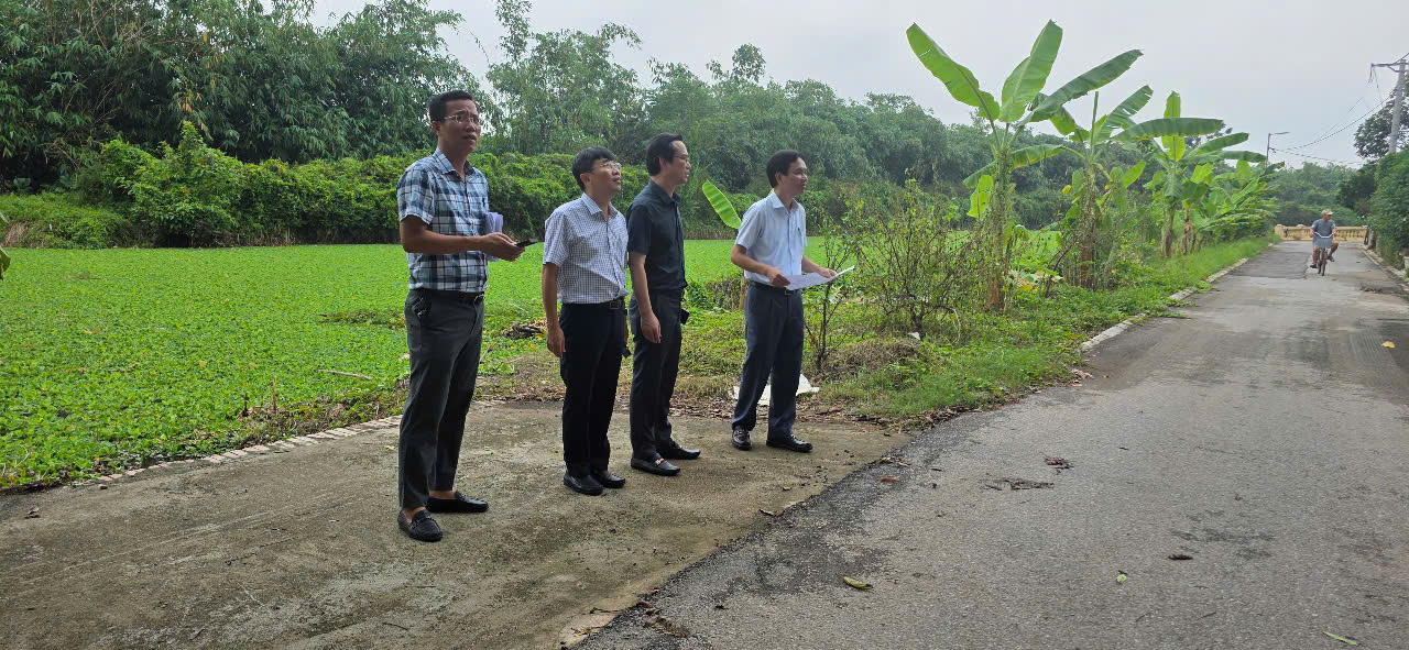 Ảnh có chứa ngoài trời, trang phục, người, bầu trời  Nội dung do AI tạo ra có thể không chính xác.